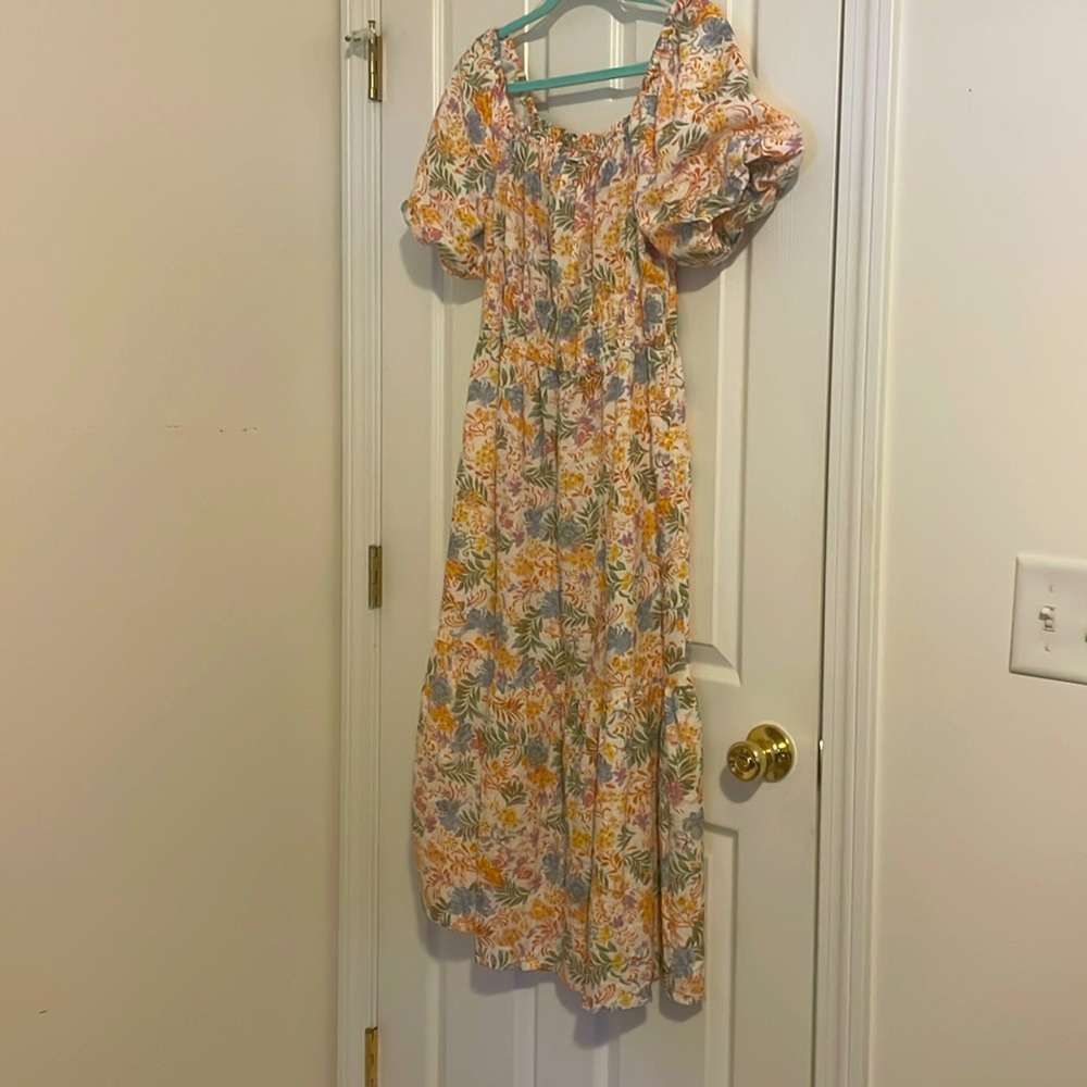 Jopra floral dress! Lovely soft puffed sleeves and pretty bottom ruffle. Size M